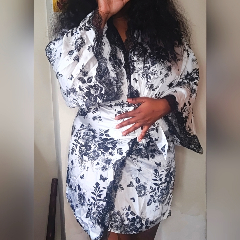 Victoria Secret white and black stain robe kimono style size US XS with band